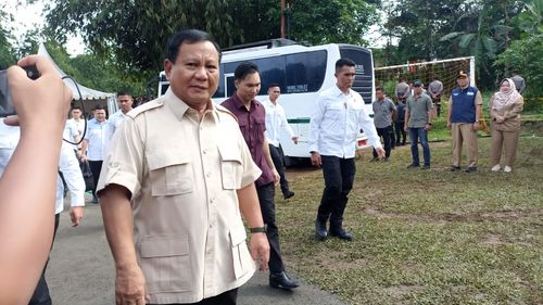 Gunakan Hak Pilih, Prabowo Mencoblos di TPS 008 Bojong Koneng Bogor