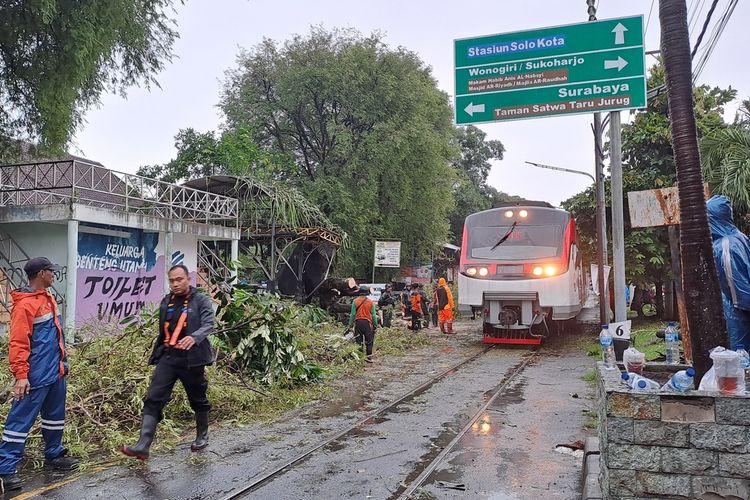 Akibat pohon tumbang di Jalan Mayor Surnaryo 2 Wilayah Kecamatan Pasar Kliwon, Kota Solo, Jawa Tengah (Jateng), perjalanan KA Batara Kresna Terganggu, pada Rabu (3/1/2024).