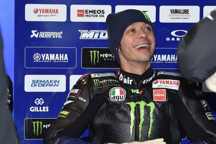 Pebalap Monster Energy Yamaha, Valentino Rossi, saat bersiap-siap menjalani sesi latihan MotoGP Australia di Sirkuit Phillip Island, Australia, pada 26 Oktober 2019.