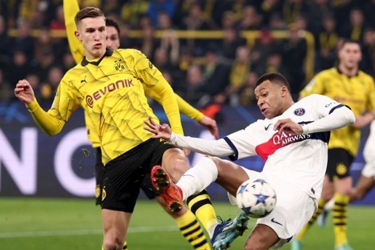 Penyerang PSG, Kylian Mbappe, dan bek Dortmund, Nico Schlotterbeck, tengah berebut bola dalam lanjutan fase Grup F Liga Champions 2023-2024 antara Dortmund vs PSG di Stadion Signal Iduna Park pada 13 Desember 2023. Artikel ini berisi daftar tim 16 besar Liga Champions 2023-2024.