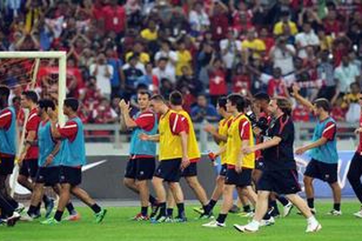 Para pemain Arsenal memberi sambutan kepada para suporter asal Malaysia di Stadion Bukit Jalil, Kuala Lumpur, Selasa (12/7/2011). Arsenal akan menghadapi timnas Malaysia dalam partai persahabatan di stadion itu, Rabu (13/7/2011) malam.