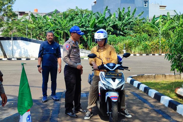 Uji coba praktik pembuatan SIM C yang baru di Daan Mogot, Jakarta Barat, Jumat (4/8/2023). 