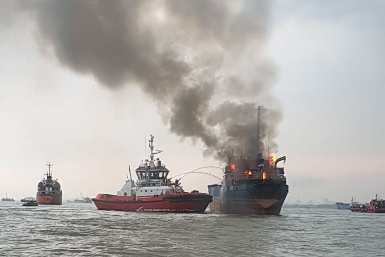 Kapal kargo fortuner mengalami kebakaran di Perairan Gresik, Jawa Timur, Kamis (12/1/2023) sore.