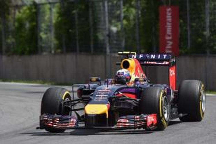 Pebalap Red Bull Racing asal Australia, Daniel Ricciardo, membalap pada GP Kanada di Sirkuit Gilles Villeneuve, Montreal, Minggu (9/6/2014).