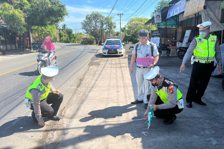 Polisi melakukan olah TKP kecelakaan maut yang menewaskan pejalan kaki di Desa Sumberkima, Kecamatan Gerokgak, Kabupaten Buleleng, Bali, Rabu (20/7/2022.