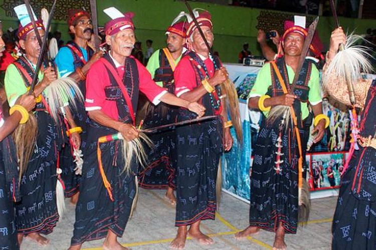Para tetua adat memperlihatkan tarian adat Reba, sebagai salah satu bagian penting dalam pesta Reba Ngada di Desa Langa, Kecamatan Bajawa, Kabupaten Ngada, Nusa Tenggara Timur, Jumat (16/1/2015).