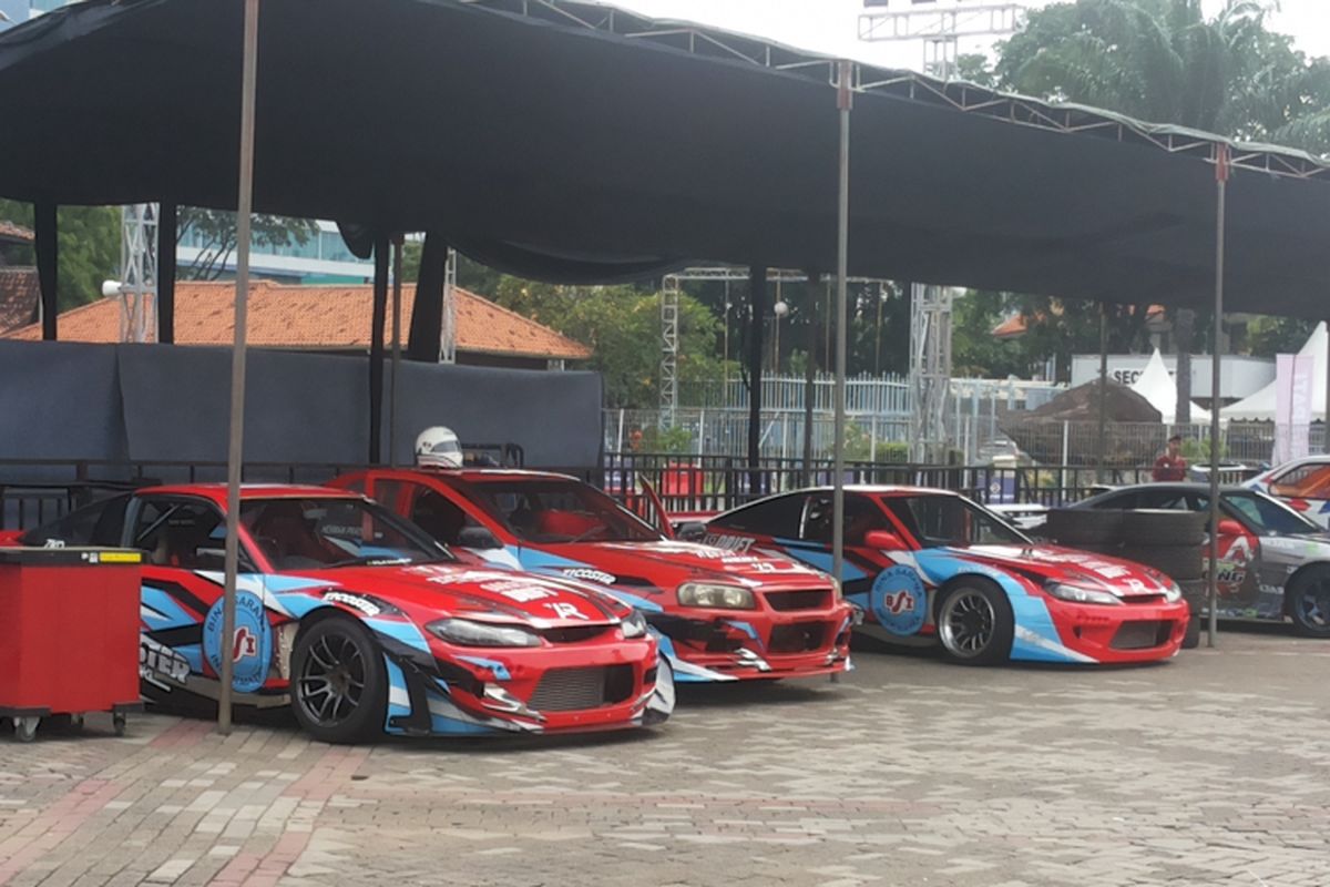Mobil-mobil untuk aksi drifiting yang terparkir di Asphalt Area Intersport, Indonesia International Motor Show (IIMS) 2018, Sabtu (28/4/2018).