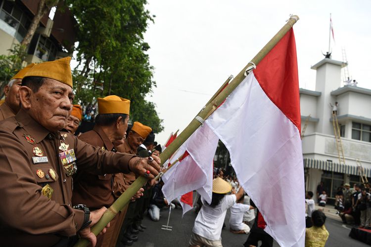 Veteran menyaksikan teatrikal peristiwa perobekan bendera di Hotel Yamato (kini Hotel Majapahit) di Jalan Tunjungan, Surabaya, Jawa Timur, Rabu (19/9/2018). Kegiatan tersebut dalam rangka memperingati peristiwa perobekan bendera Belanda menjadi bendera Indonesia pada 19 September 1945.
