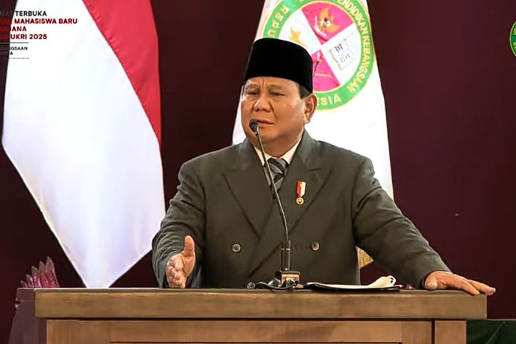 Presiden Prabowo Subianto menyentil pihak-pihak yang menyinyiri program prioritasnya, Makan Bergizi Gratis (MBG). Hal ini dikatakannya dalam prosesi sidang senat pengukuhan mahasiswa baru sekaligus wisuda sarjana di Universitas Kebangsaan Republik Indonesia (UKRI), Bandung, Sabtu (18/10/2025).