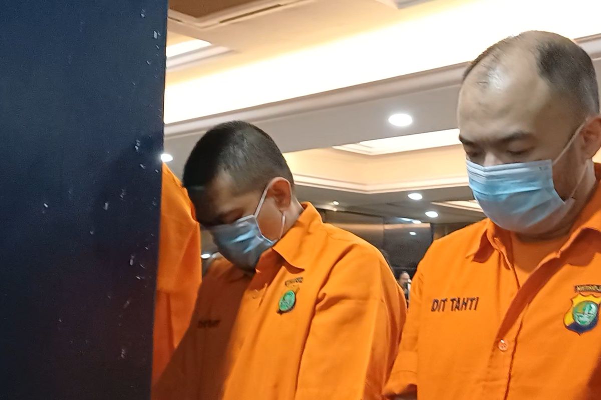 Pelaku Dwi Hartono (kiri) dan C alias Ken (kanan) saat ditampilkan di Polda Metro Jaya, Selasa (16/9/2025). Mereka terlibat kasus penculikan dan pembunuhan Kepala Cabang Pembantu (KCP) sebuah bank BUMN bernama Mohamad Ilham Pradipta (37).