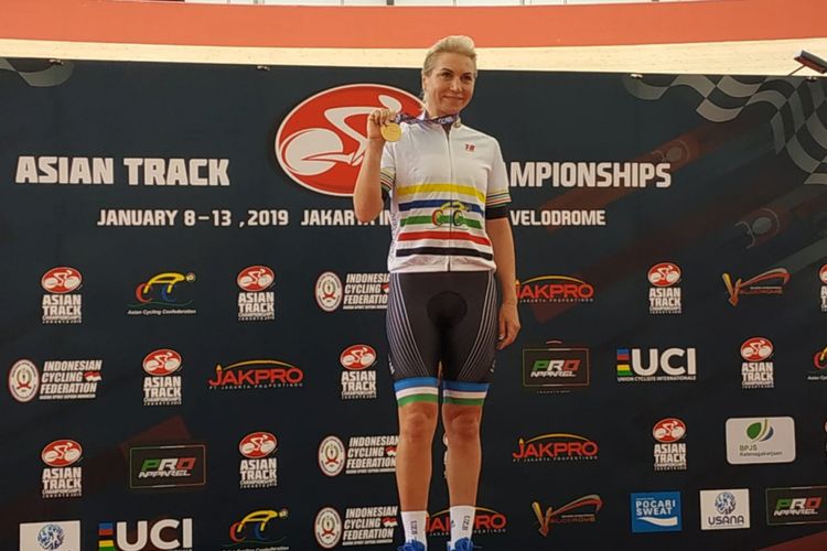 Atlet balap sepeda Uzbekistan, Olga Zabelinskaya, berpose dengan medali emas Asian Track Championships 2019, di Jakarta International Velodrome, Rawamangun, Jakarta Timur, Rabu (9/1/2019).