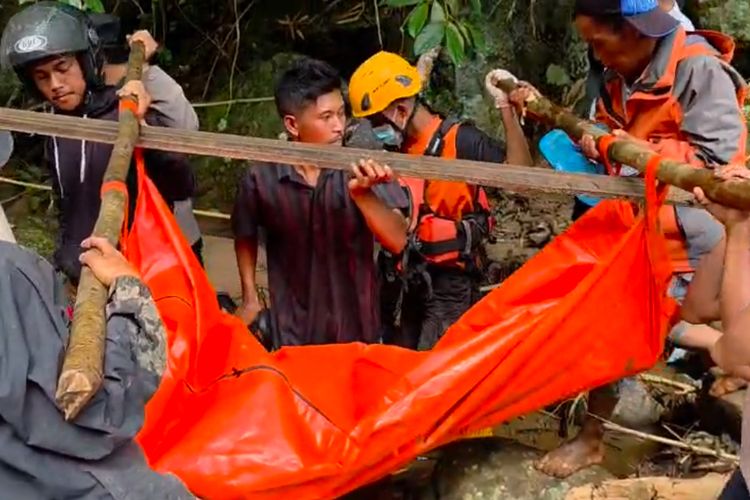 Tewas saat Banjir Bandang Solok, Davia Sempat Berpelukan dengan Kakaknya Sebelum Terseret Arus