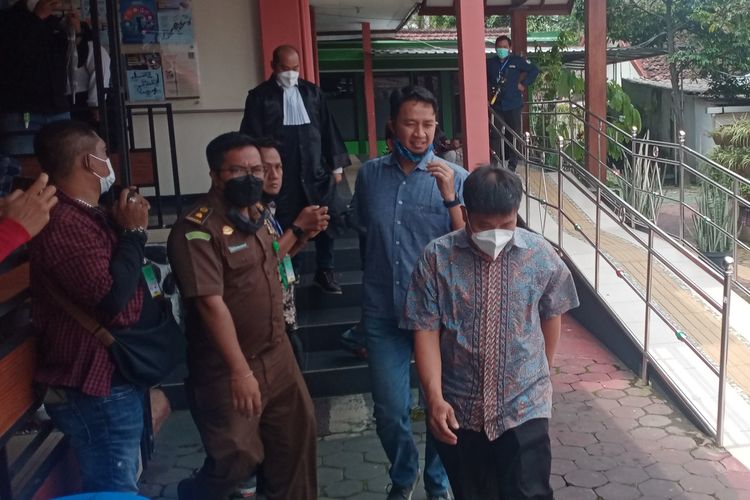 Terdakwa JEP (berbaju batik) saat keluar dari persidangan ke toilet pada Rabu (16/3/2022). 