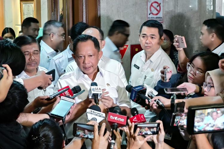 Menteri Dalam Negeri Tito Karnavian ditemui di Kompleks Parlemen Senayan, Jakarta, Rabu (13/3/2024).
