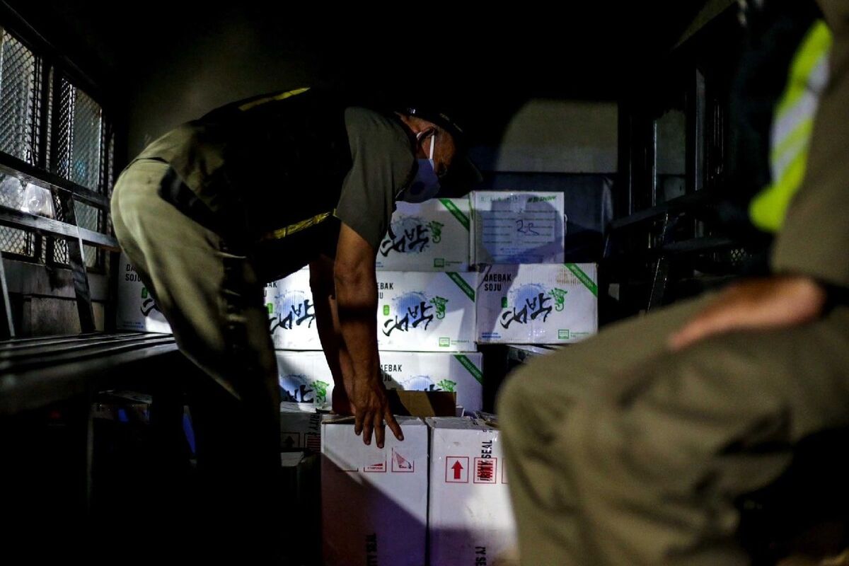 Petugas Satuan Polisi Pamong Praja (Satpol PP) Kota Bogor, Jawa Barat, saat menyita ratusan botol minuman beralkohol (minol) di atas 5 persen dari lokasi gudang tempat hiburan malam (THM) Zentrum, Jalan Pajajaran, Senin (17/1/2022) malam.