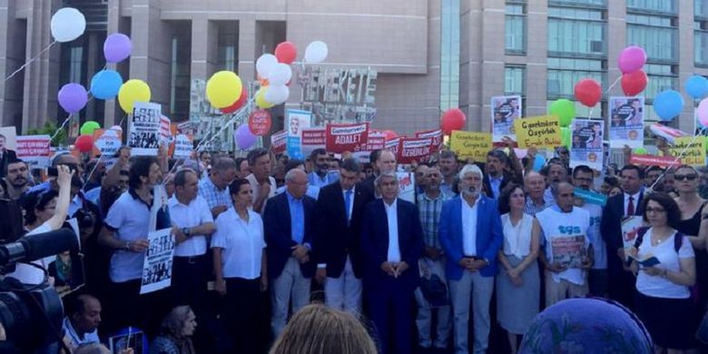 Para aktivis kebebasan pers melakukan aksi di depan gedung pengadilan di Istanbul, Turki, terkait kasus Cumhuriyet.
