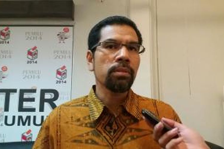 Direktur Papua Resource Center, Amiruddin Al Rahab di Media Center Komisi Pemilihan Umum (KPU) Jalan Imam Bonjol, Menteng, Jakarta Pusat, Kamis (19/11/2015)