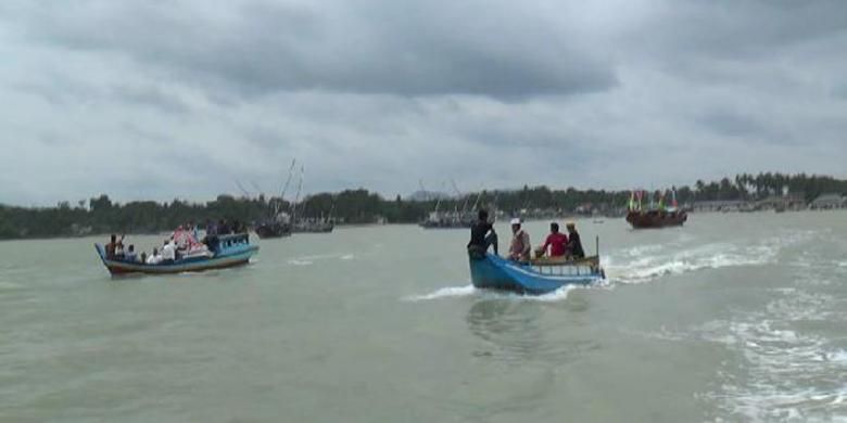 Perahu perahu nelayan ikut meramaikan tradisi syukur laut di Desa Batu Belubang Bangka Tengah, Kepulauan Bangka Belitung