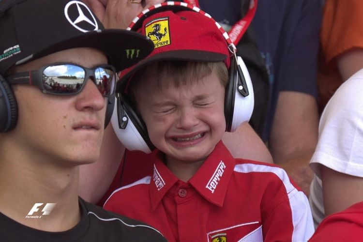 Seorang bocah menangis tersedu-sedu ketika pebalap idolanya, Kimi Raikkonen, tersingkir dari balapan Formula 1 di Circuit de Barcelona, Catalunya, Spanyol, Minggu (14/5/2017).