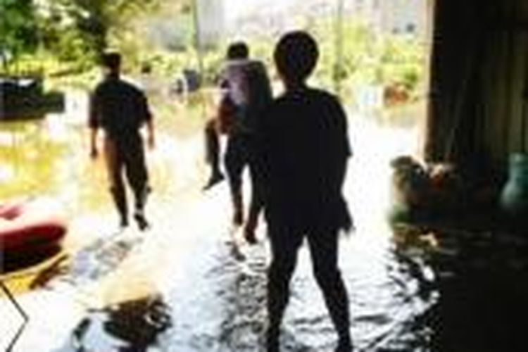 Seorang pejabat China dipecat setelah ketahuan digendong saat meninjau korban banjir