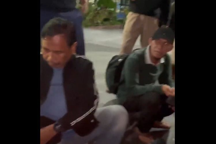 Tangkapan layar video menampilkan dua maling laptop yang tertangkap di bus saat berada di Klaten, Jawa Tengah