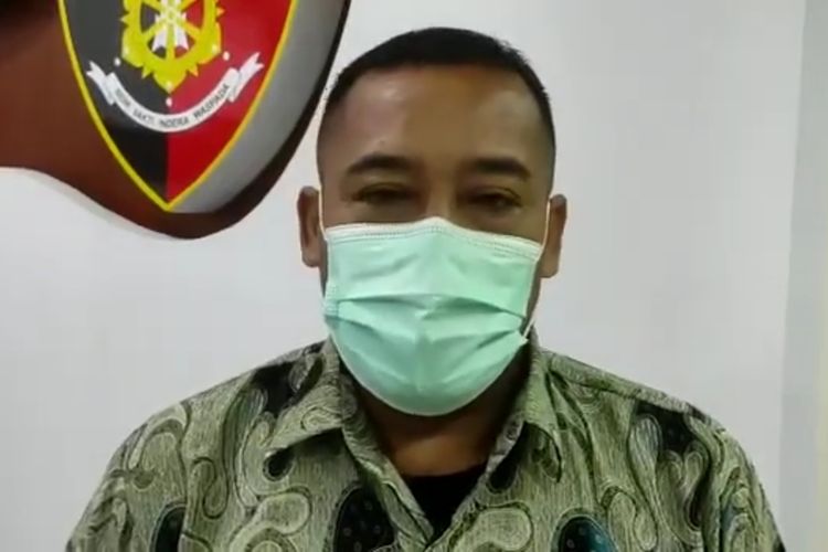 JS, seorang guru di SMPN 49 Surabaya, Jawa Timur, yang menjadi pelaku kekerasan terhadap siswanya berinisial MRA menyampaikan permintaan maaf kepada publik, Senin (31/1/2022)