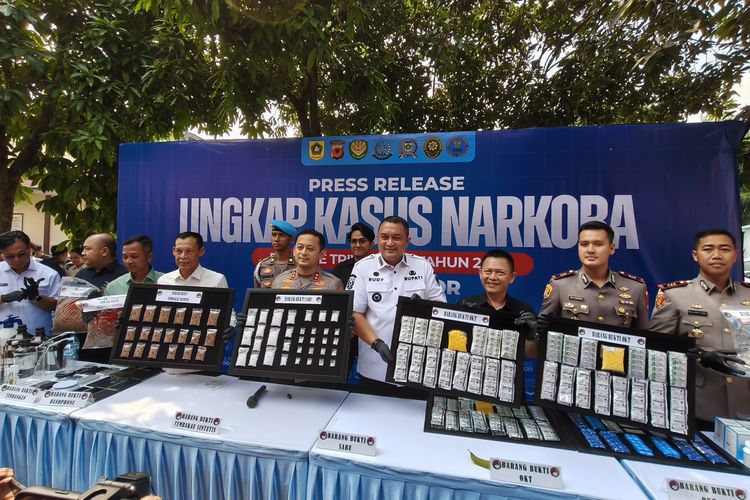 Polisi Tangkap 55 Tersangka Pengedar Obat Keras di Bogor, Kamuflase Toko Kosmetik hingga Sistem Gendong