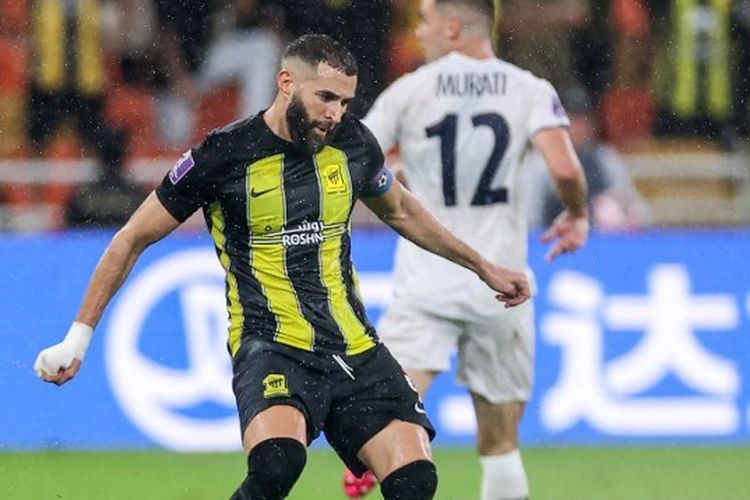 Penyerang Al Ittihad, Karim Benzema, tengah melakukan operan dalam putaran pertama Piala Dunia Antarklub 2023 antara Al Ittihad vs Auckland City di Stadion King Abdullah Sports City pada 12 Desember 2023.