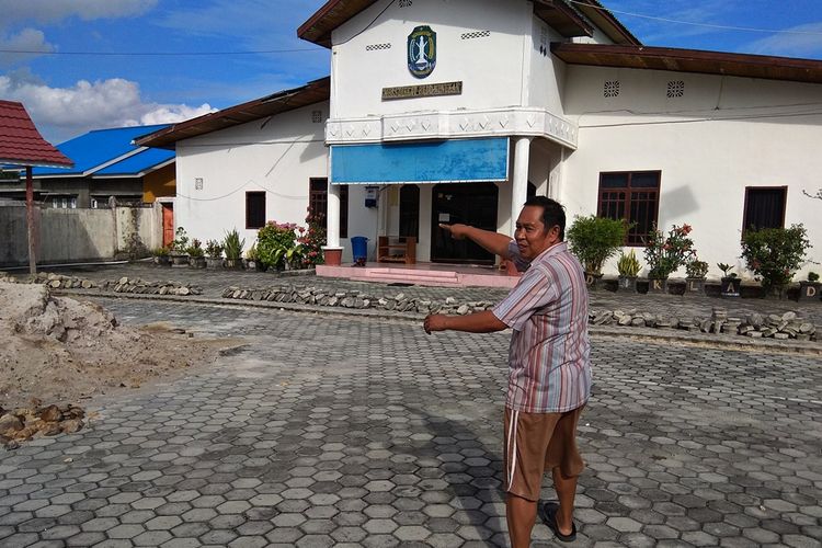 Firman mengaku pemilik lahan di lahan yang dijadikan gedung mess dan diklat milik Badan Kepegawaian dan Pengembangan Sumberdaya Manusia Kabupaten Nunukan membangun pagar tepat didepan pintu masuk gedung karena pemrintah daerah belum menyelesaikan pembayaran lahan. 