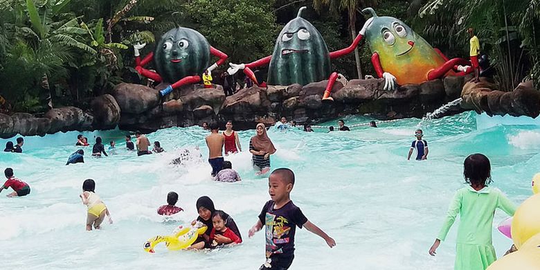 Pengunjung menikmati wahana di Water Kingdom, Mekarsari. Bermain air menjadi pilihan akhir pekan bersama keluarga dan teman.
