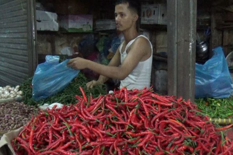 Seorang pedagang cabai di pasar tradisional di Medan, Sumatra Utara. Harga cabai melonjak dari Rp 40 ribu menjadi Rp 100 ribu/kg pada Senin (3/6/2019).