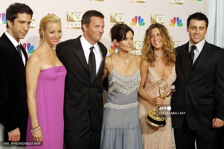 Para pemeran serial Friends (dari kiri) David Schwimmer, Lisa Kudrow, Matthew Perry, Courteney Cox, Jennifer Aniston, dan Matt LeBlanc, menghadiri Emmy Awards ke-54 di Shrine Auditorium, Los Angeles, pada 22 September 2002.