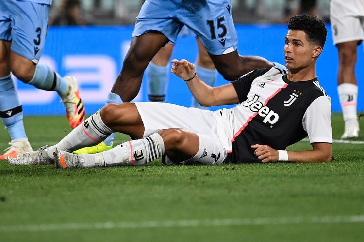 Reaksi penyerang Juventus asal Portugal, Cristiano Ronaldo, saat laga Serie A antara Juventus dan Lazio di Stadion Allianz, Turin, 20 Juli 2020.