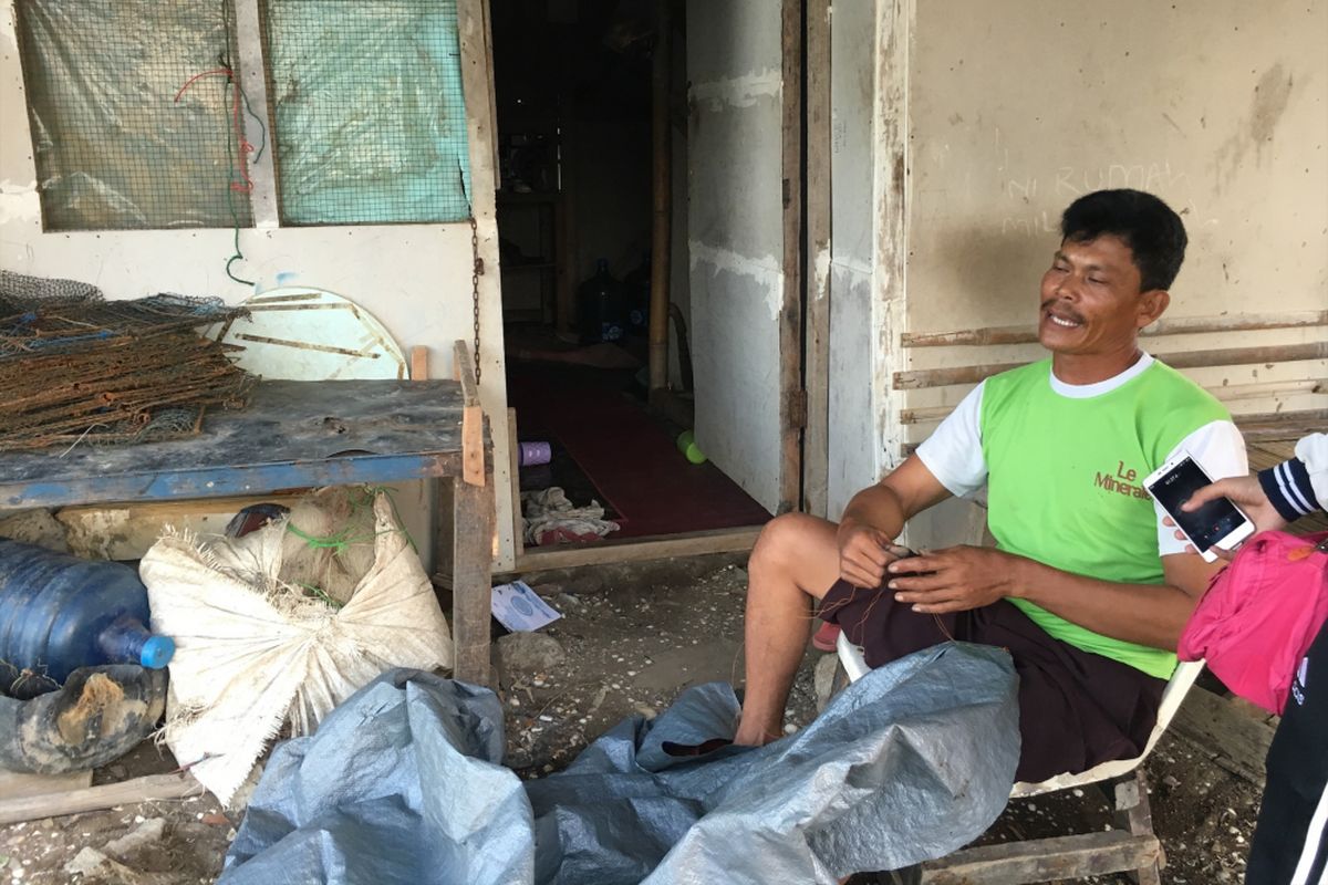 Juanda, seorang warga Desa Pantai Sederhana yang rumahnya pernah hancur akibat abrasi. Setelah pindah ke rumah baru kondisinya tak banyak berubah