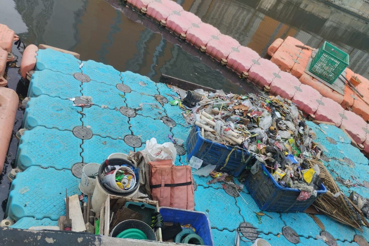 Limbah yang sudah dikumpulkan oleh petugas UPK Kec. Tanjung Priok di Kawasan Kali Item, Kemayoran, Jakarta Pusat, Selasa (8/11/2022)