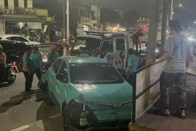 Selesai Isi Daya, Taksi Green SM di Jakbar Mendadak Muter dan Tabrak Pembatas Jalan