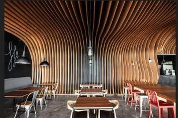 Warna kayu yang muda, penggunaan beton ekspos pada lantai kafe, serta melimpahnya sinar matahari membuat kafe itu tampak menarik tanpa terkesan gelap dan kelam.  
