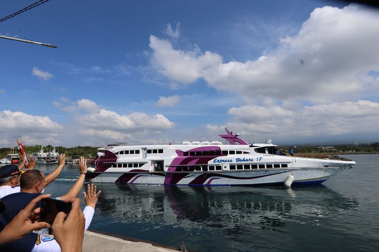 Kapal cepat express Bahari saat keberangkatan perdana dari Pantai Marina boom Banyuwangi
