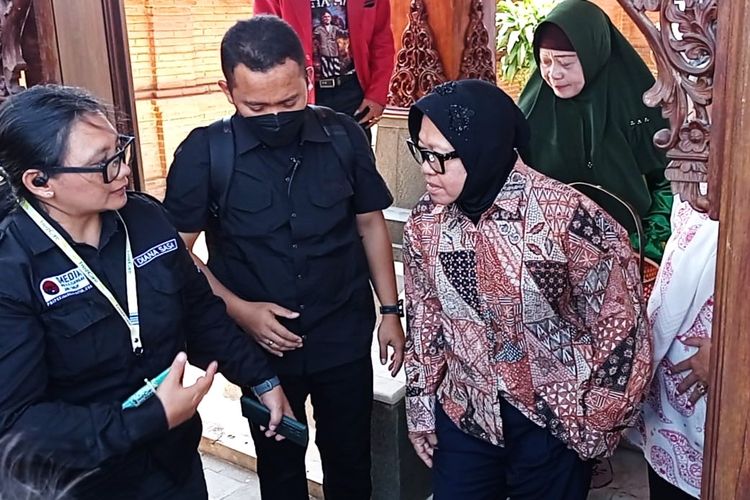 Tri Rismaharini mengaku akan mendaftar sebagai paslon Gubernur dan Wakil Gubenrur Jawa Timur dalam Pilkada 2024 dengan menggandaeng Gus Hans. Dia mengaku akan mendaftar ke KPU Jawa Timur nanti malam.