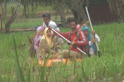 Kisah Para Guru SMP di Ogan Ilir Menembus Banjir Menuju ke Sekolah