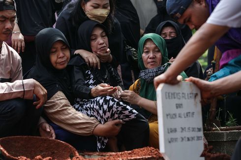 BERITA FOTO: Keharuan Warnai Pemakaman Dendis, Korban Tembok Roboh MTsN 19 Jakarta