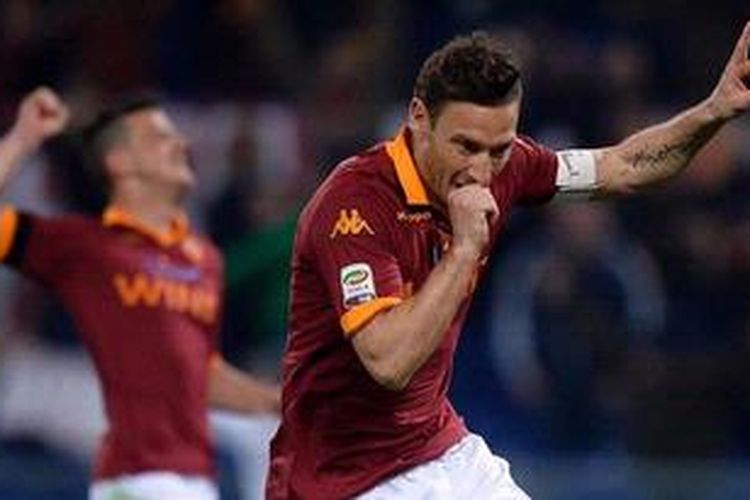 Striker AS Roma, Francesco Totti, merayakan gol penaltinya ke gawang Lazio dalam laga Serie-A di Stadion Olimpico, Senin (8/4/2013).
