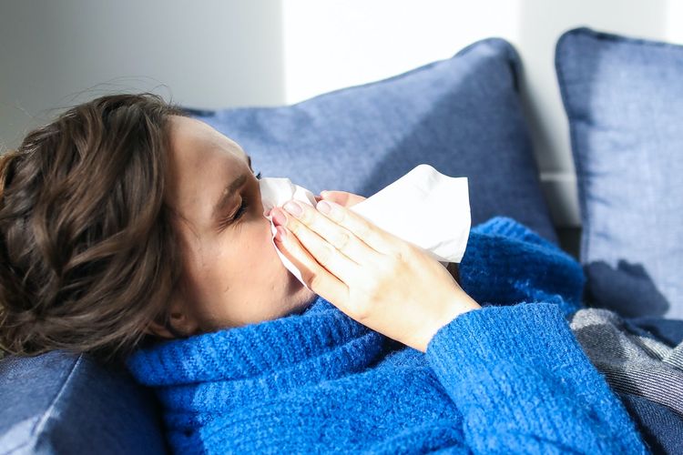 Hidung tersumbat adalah gejala umum pilek atau alergi. Meski terdengar sepele, namun hidung tersumbat sangat mengganggu kenyamanan, apalagi jika terjadi di malam hari saat kita tidur.
