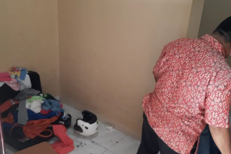 Petugas saat kembali masuk ke dalam untuk mengambil berbagai pakaian yang tertinggal di kontrakan yang disewa oleh M Ecky Listiantho di Kampung Buaran, Desa Lambangsari, Kabupaten Bekasi, Selasa (3/1/2023).
