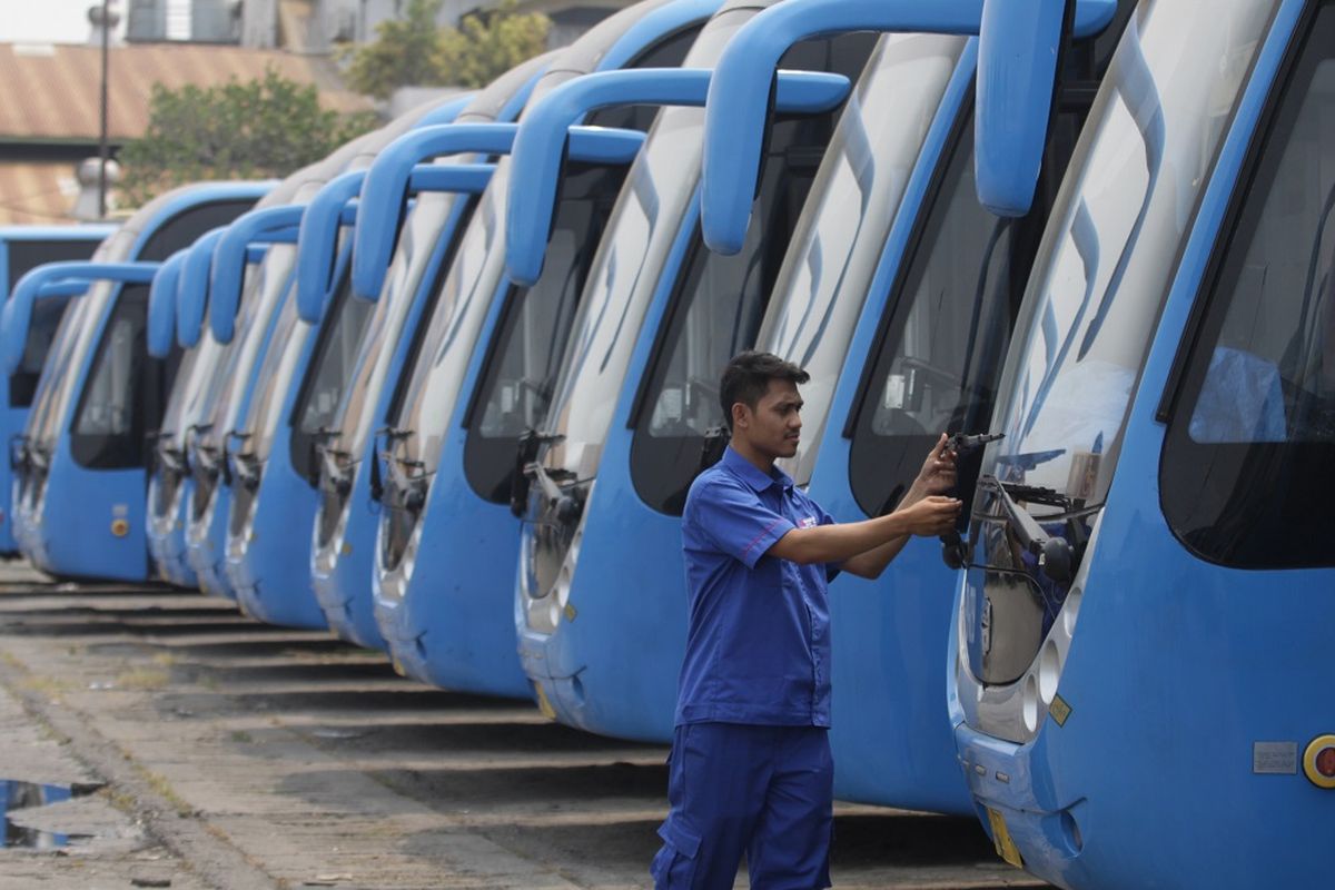 Petugas Transjakarta melakukan pengecekan bus Zhongtong di Depo PPD F Klender, Jakarta Timur, Rabu (16/10/2019). PT Transportasi Jakarta kembali mengoperasikan bus merek Zhongtong Bus tersebut kini mengaspal di Jakarta melayani koridor 1 TransJakarta Blok M-Kota. ANTARA FOTO/Reno Esnir/foc.