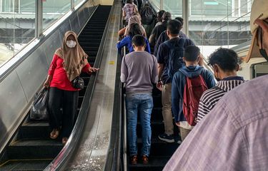Penumpang berada di dalam kereta di Stasiun Tanah Abang di Jakarta, Jumat (18/2/2022). Pemerintah resmi menaikkan status PPKM Jabodetabek ke level 3 seiring dengan peningkatan kasus Covid-19.