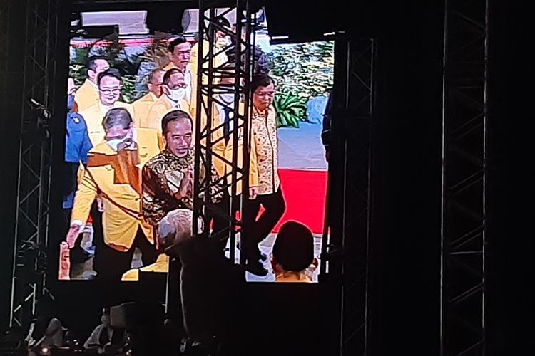 Presiden Joko Widodo menghadiri acara puncak peringatan Hari Ulang Tahun (HUT) ke-58 Partai Golkar di JIExpo Kemayoran, Jakarta, Jumat (21/10/2022) malam. 