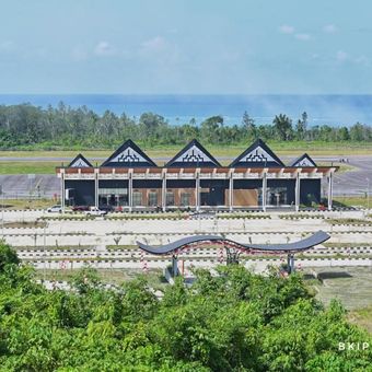 Bandara Rokot Mentawai menjadi bandara baru di Pulau Mentawai, Sumatera Barat menggantikan bandara lama yaitu Bandara Rokot Sipora yang sudah tidak memungkinkan dikembangkan lagi.