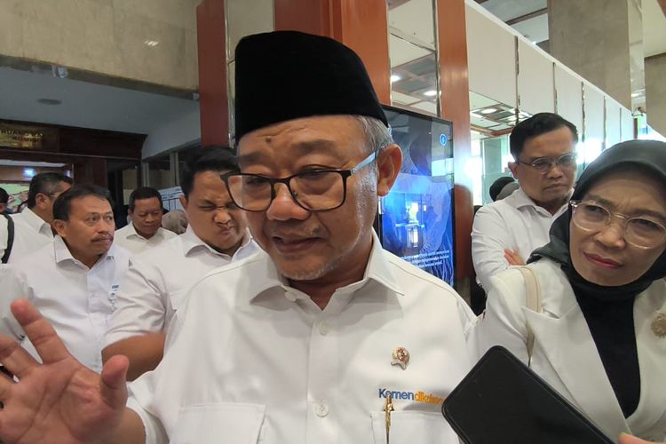 Mendikdasmen Jelaskan soal Sekolah Tanpa Listrik di NTT Dapat Papan Interaktif Digital