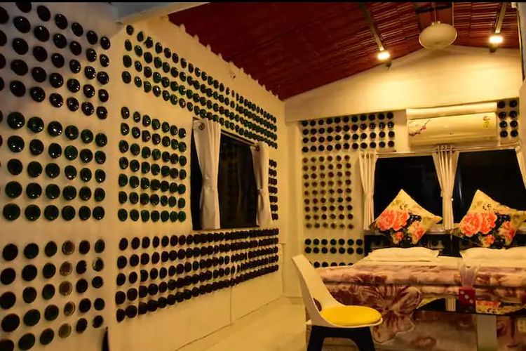 kamar tidur dengan hiasan dinding botol bir